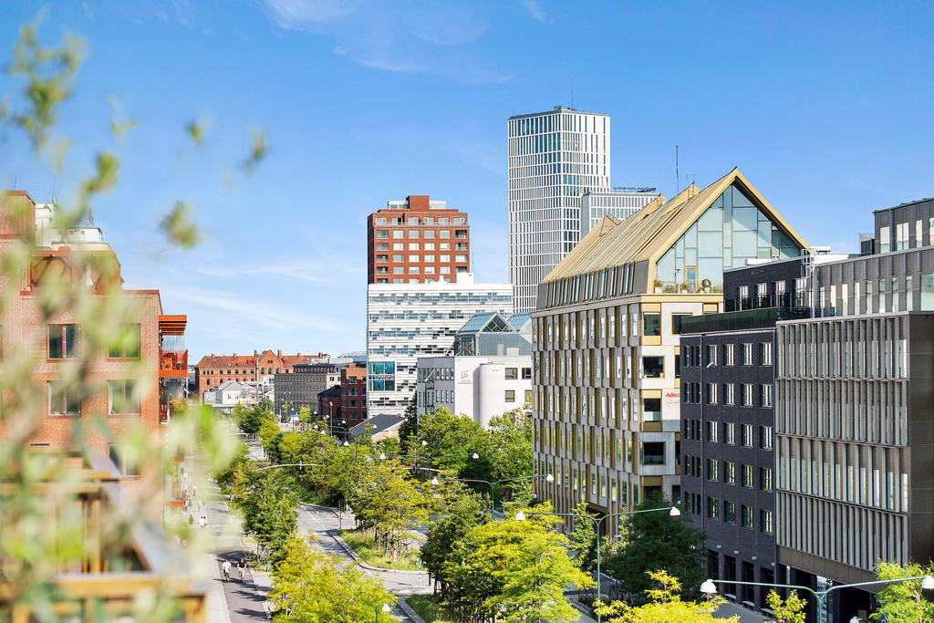 Bostaden ligger i det mörkteglade huset på höger sida av Neptunigatan. Högst upp i samma hus ligger föreningens gemensamma takterass.