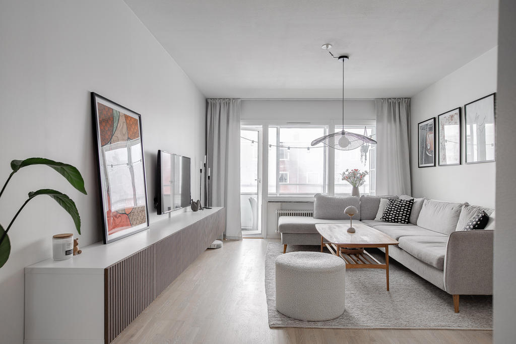 Ekparkett och ljust färgsatta väggar 