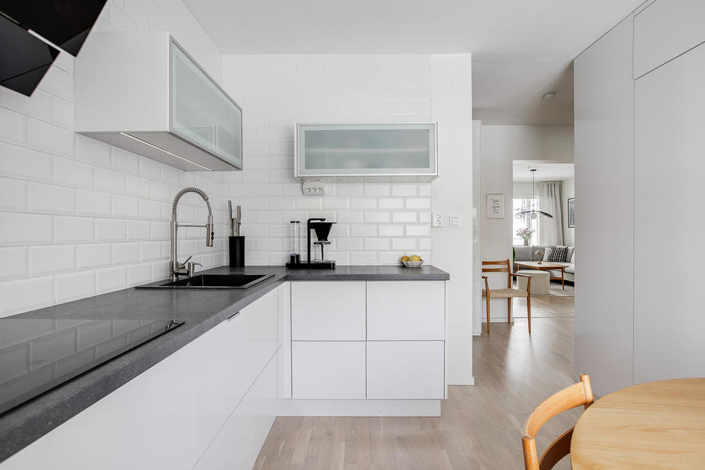 Öppen känsla mellan kök och vardagsrum