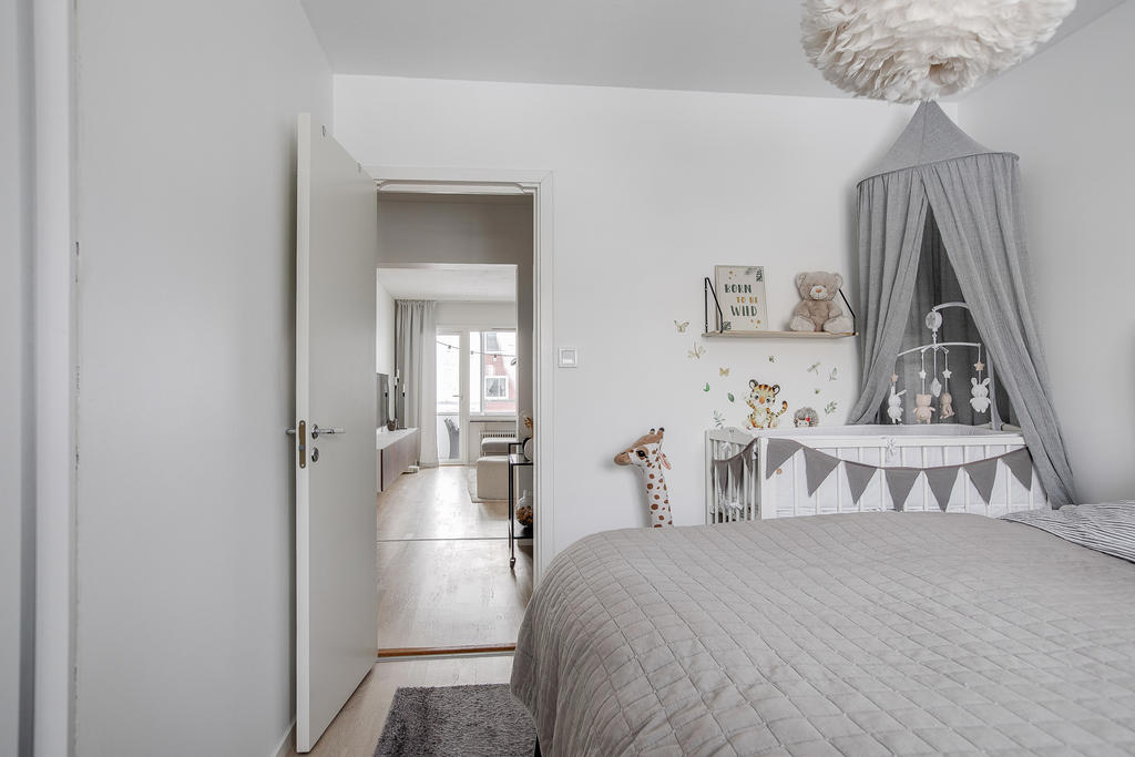 Sovrum som rymmer en barnsäng eller ett skrivbord