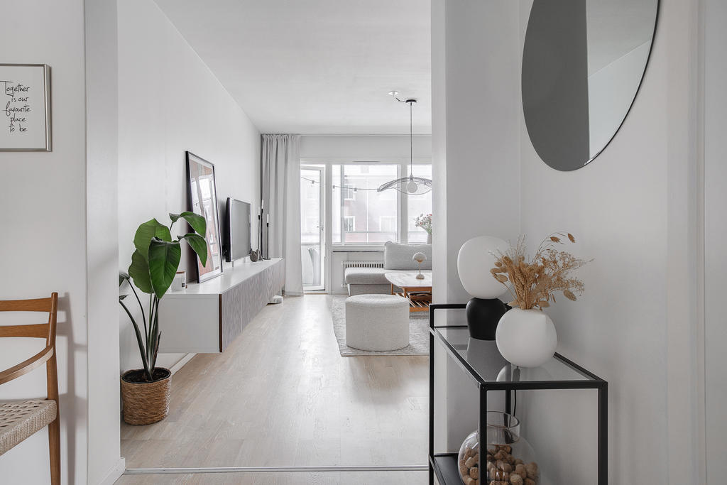 Ljust och fint vardagsrum med utgång till balkong 