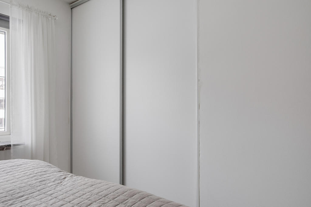Sovrum med förvaring bakom skjutdörrar