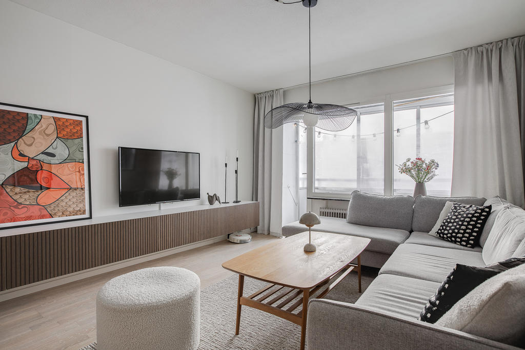 Nytt fönsterparti och ny  balkongdörr i vardagsrummet 