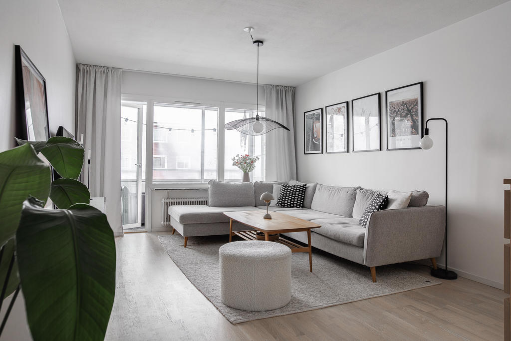 Här finns plats för både tv-soffa och matsalsbord om man vill 