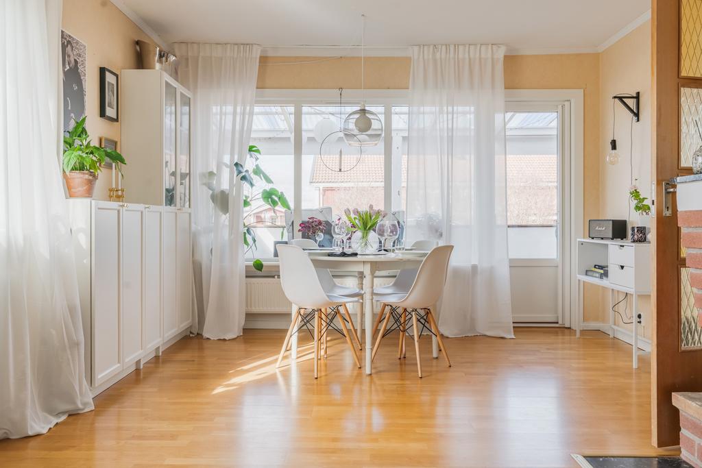 Del av vardagsrum med utgång till verandan 