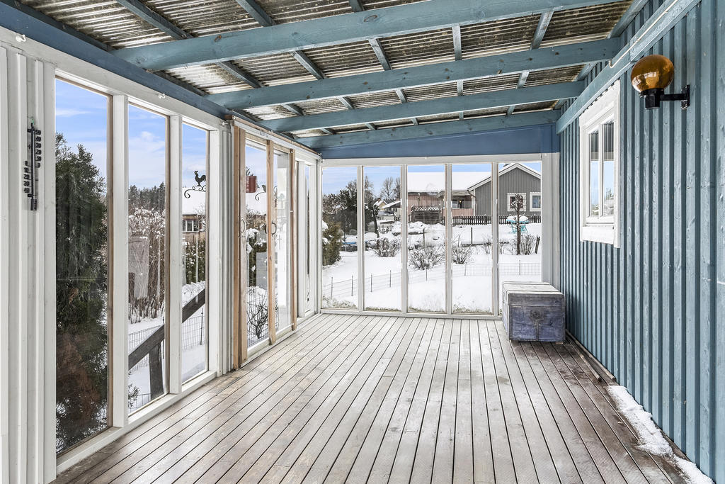 Rymlig altan med inglasning