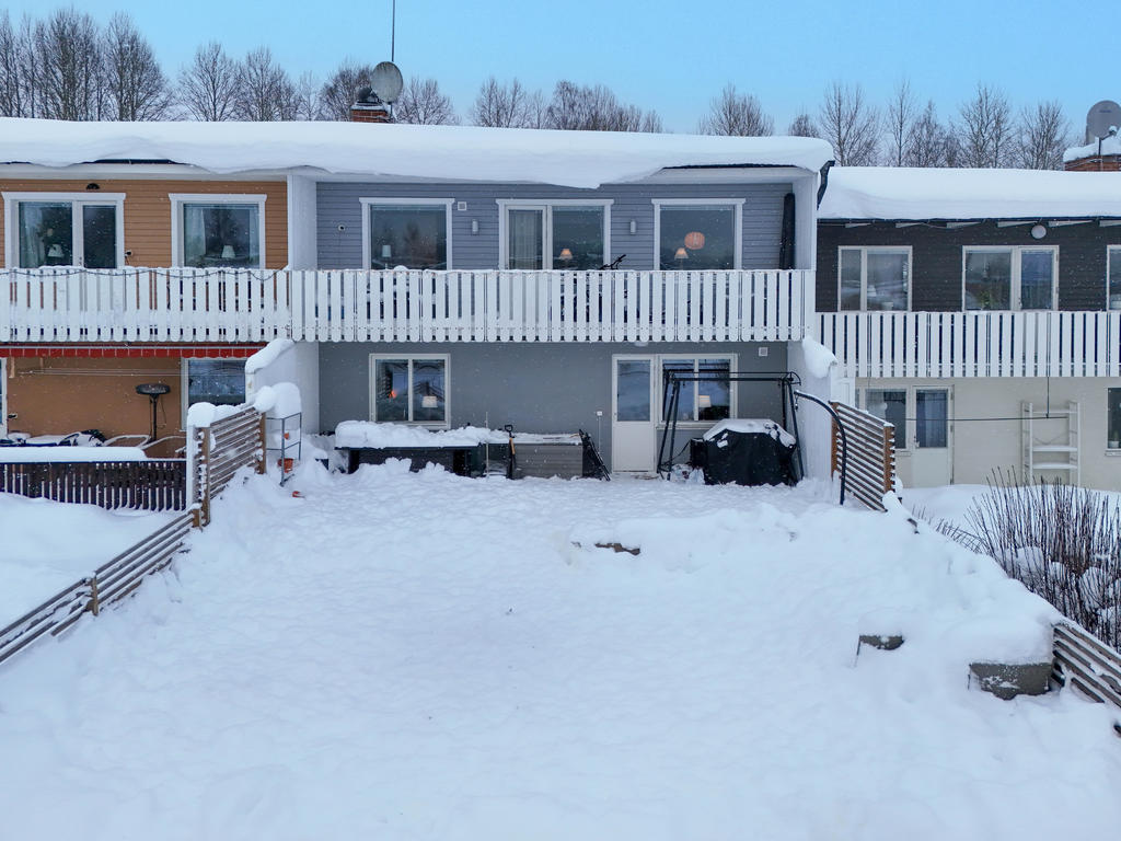 Baksida i suterräng med tomt och uteplats i söderläge. 