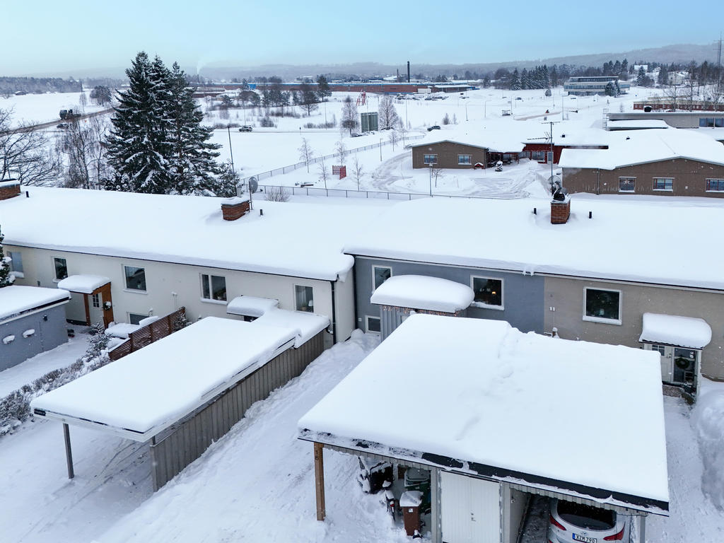 Vy från husets framsida i norr. Med carport. 