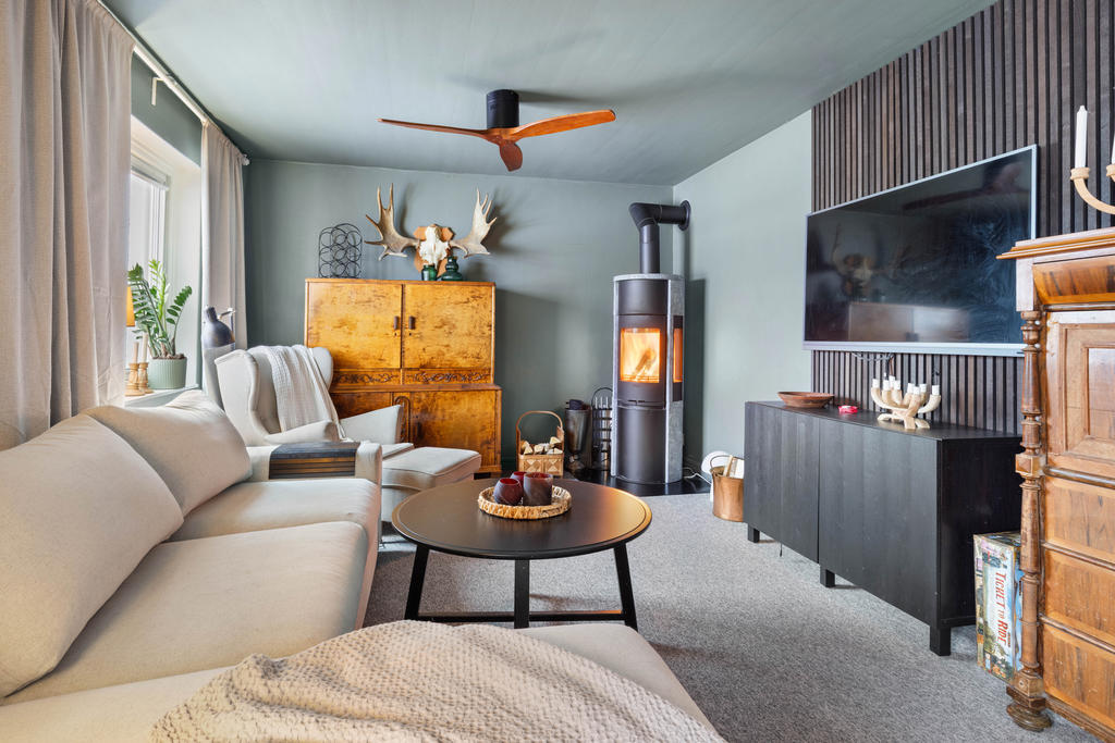 Allrum med täljstenkamin från 2024 i suterrängplan. 