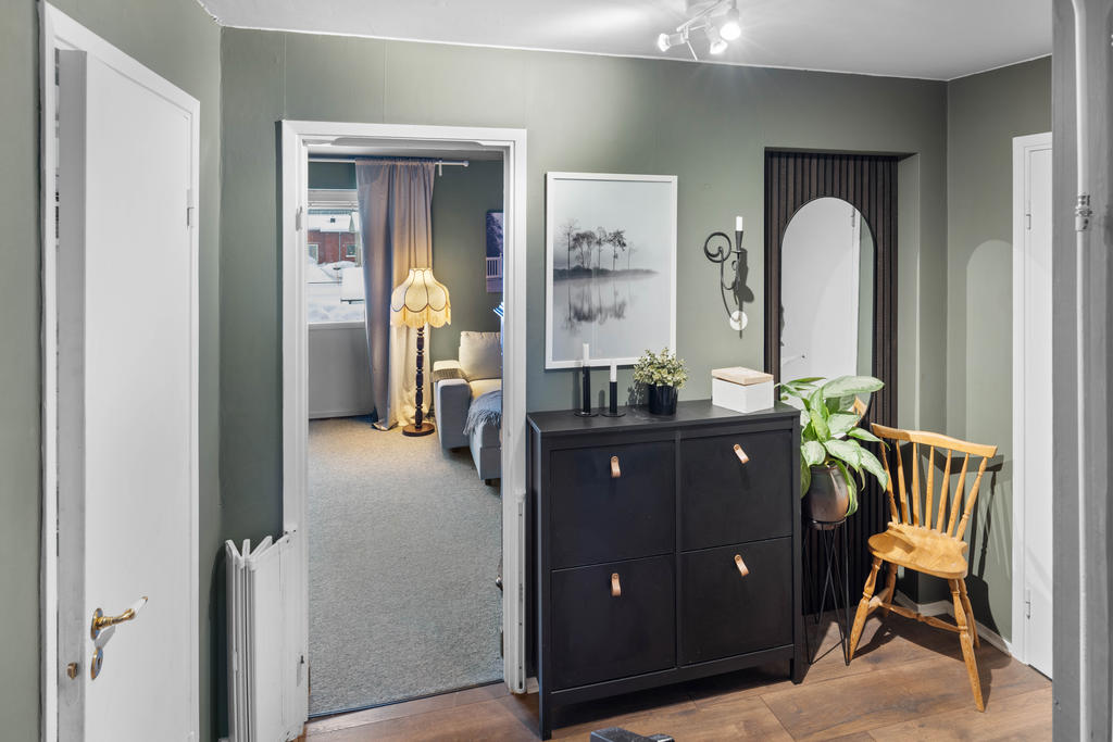 Vy från trapp ned till källar/suterrängplan. 