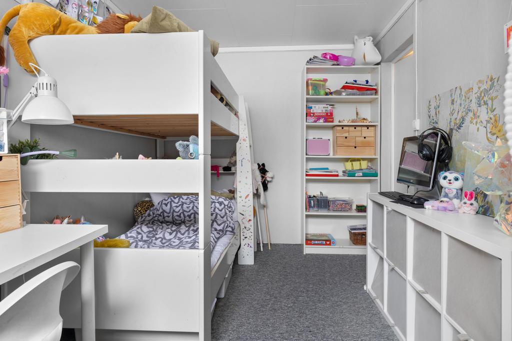 Sovrum i källare med nya ytskikt 2024/2025. 