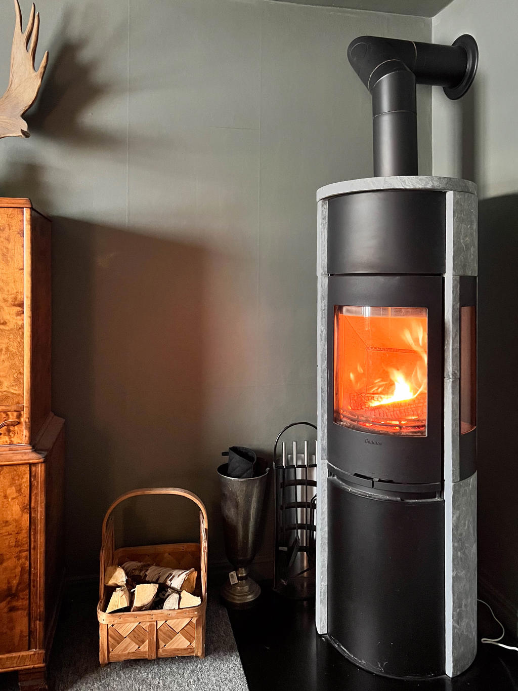 Braskamin (täljsten) installerad år 2024. 