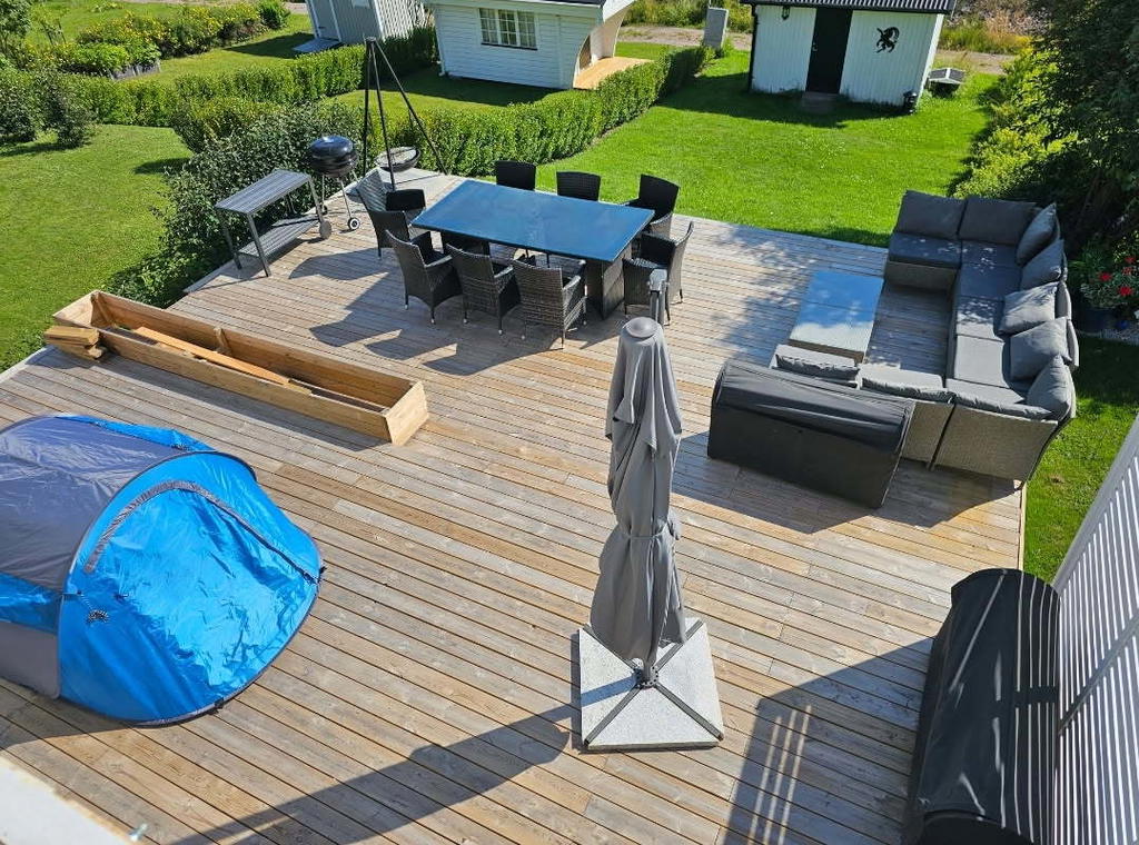 Säljarens sommarbild över tomten. 