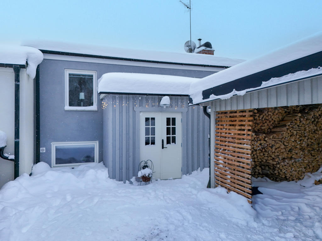 Entré med tillbyggd hall från 2024. 