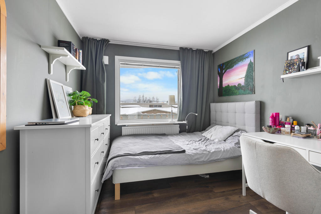 Sovrum 2 på övervåning, även det med nya ytskikt. 