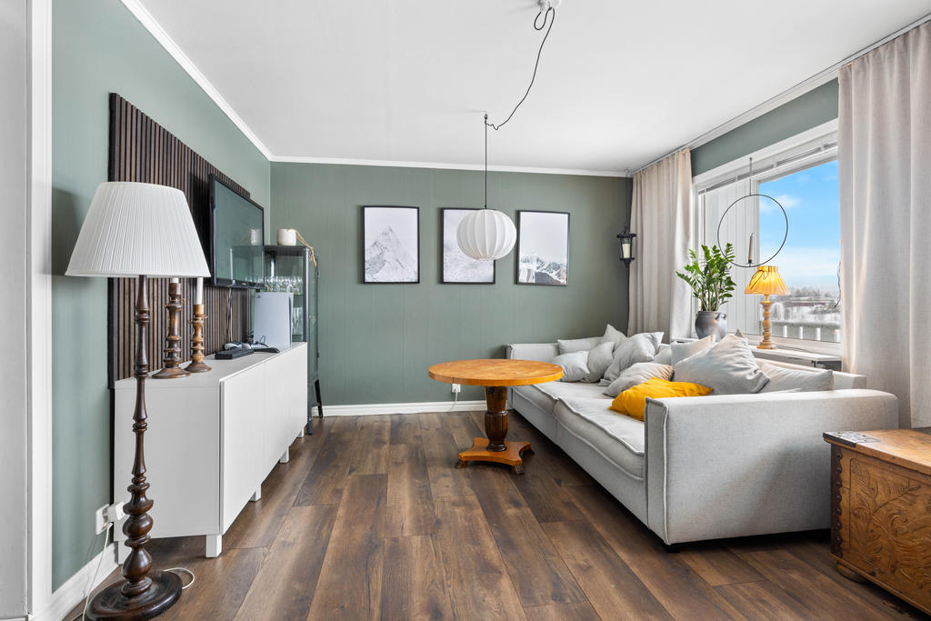 Vardagsrum på övervåning. Nya golv och ytskikt från 2024/2025. 