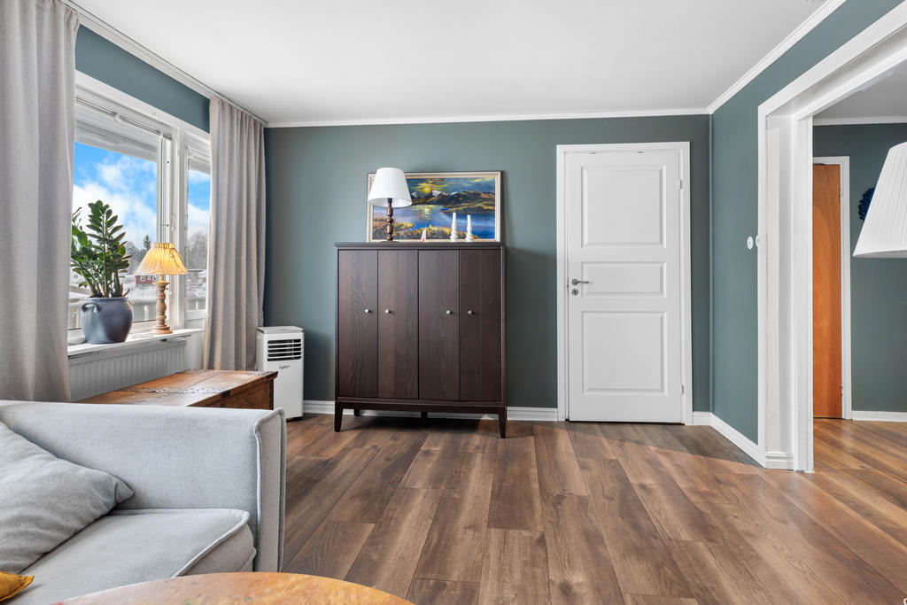 Del av vardagsrum med utgång till balkong och ingång till sovrum 2. 