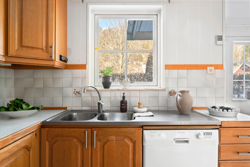 Gedigna köksluckor i ek