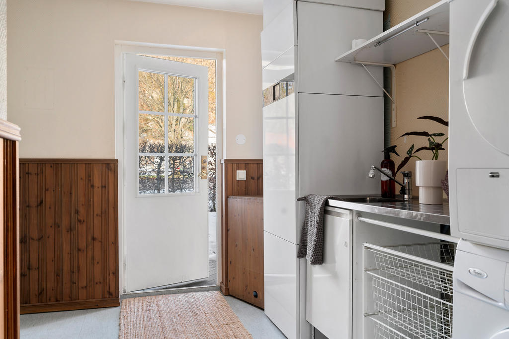 Groventré, tvättstuga och klädkammare