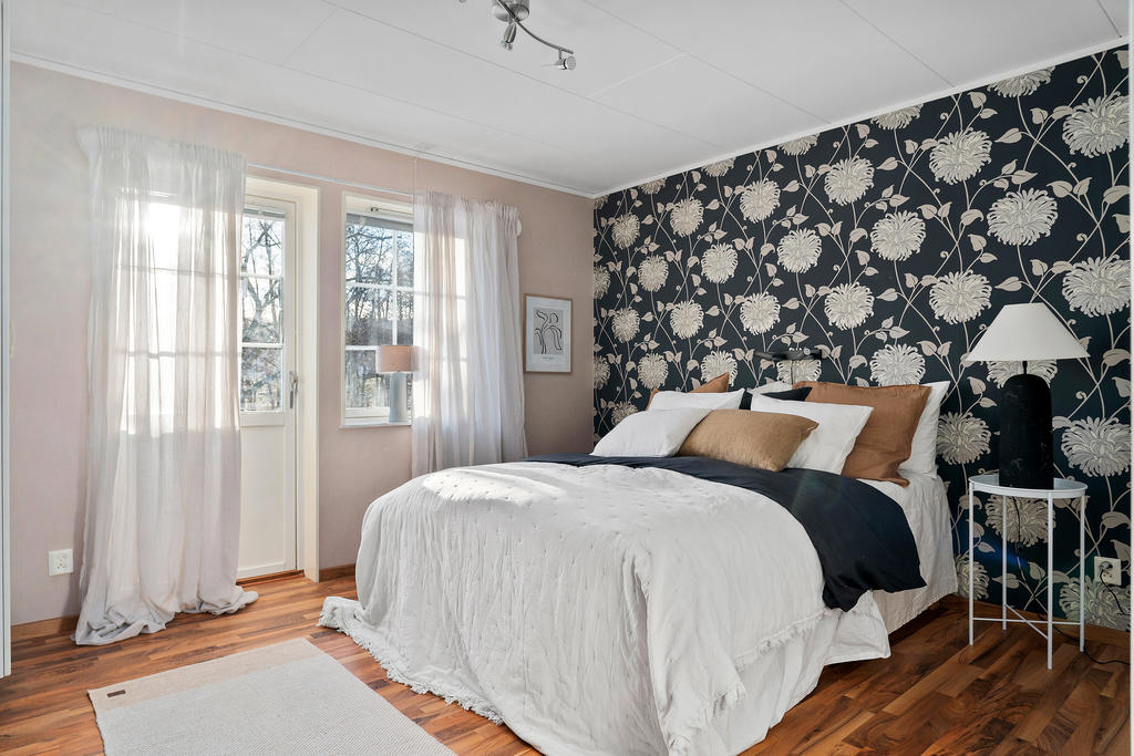 Sovrum 3 med utgång till uteplats