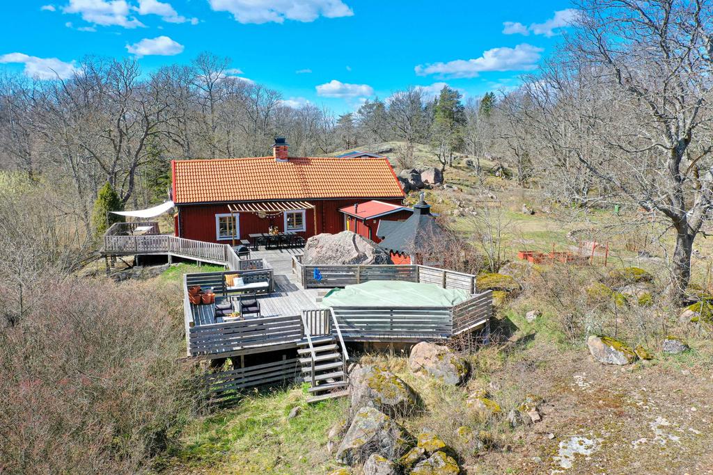 Stor terrass med pooldäck och grillplats