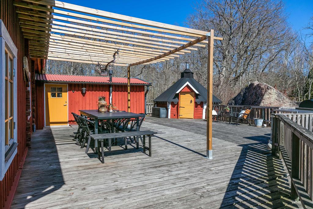Pergola och stor terrass