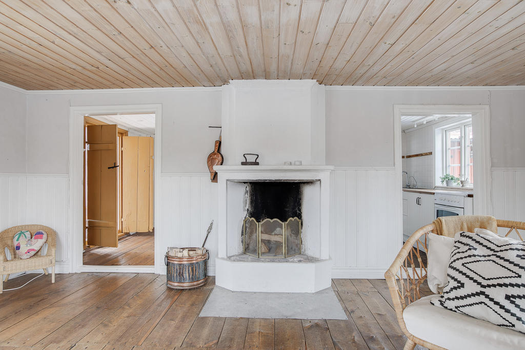 Vardagsrum med insyn till hallen och köket