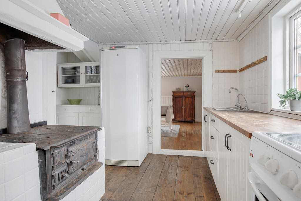 Kök med vedeldad gjutjärnspis