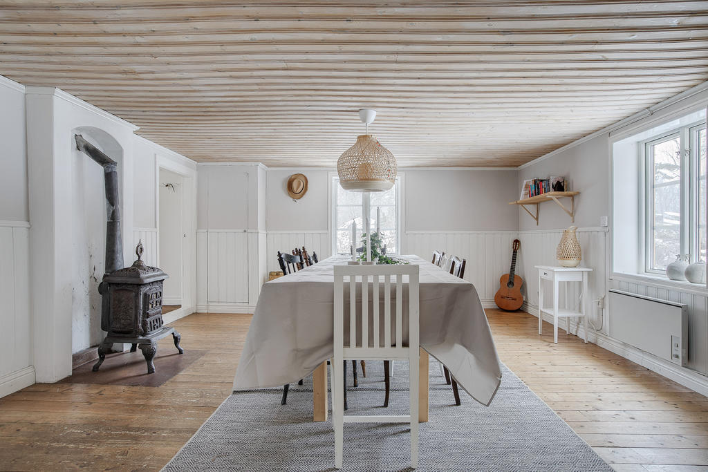 Matsal med gjutjärnskamin