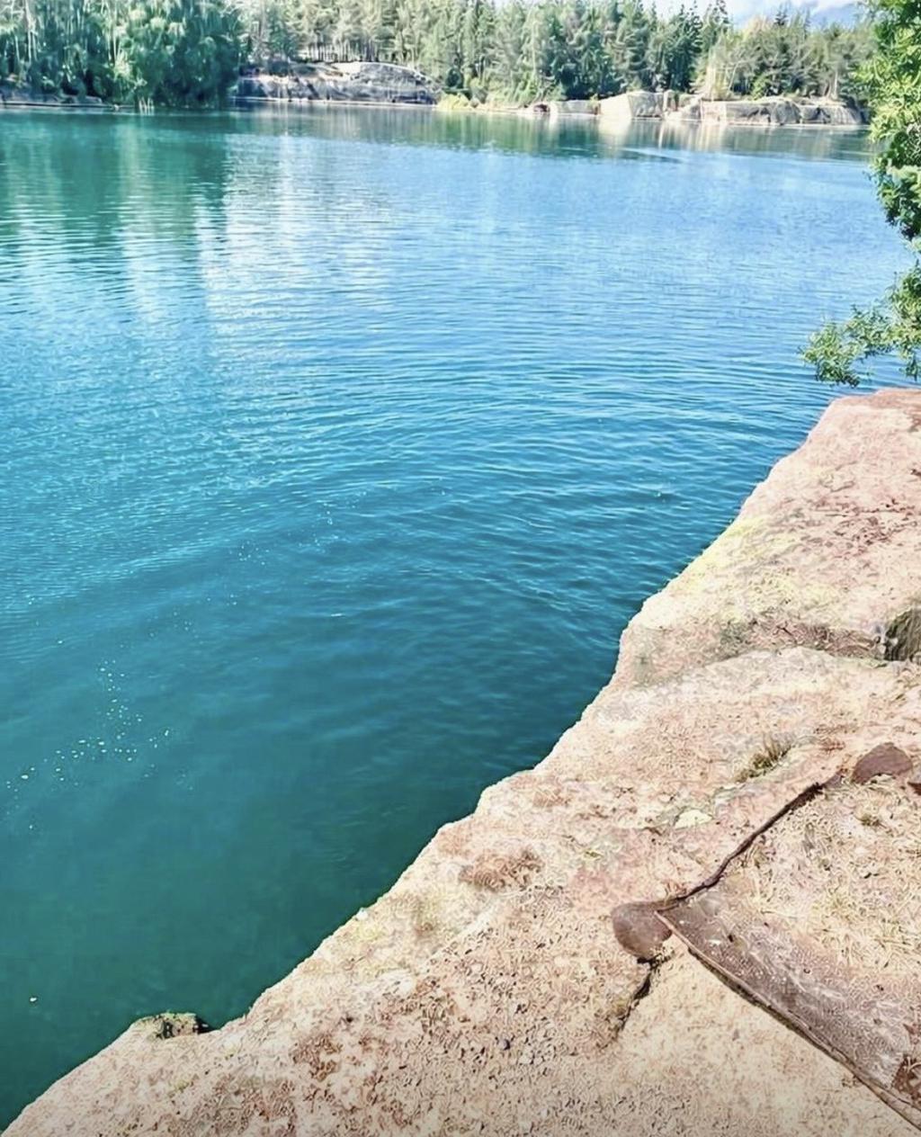 Badplats vid stenbrottet 5-8 minuters bilfärd från huset