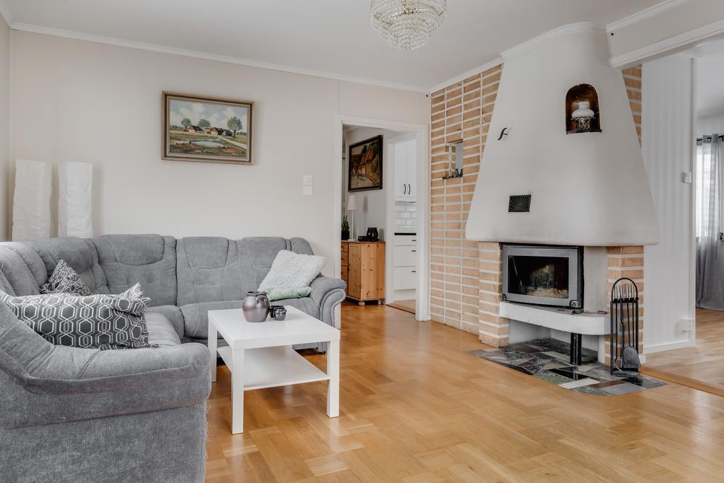 Vardagsrum med öppen spis med insats