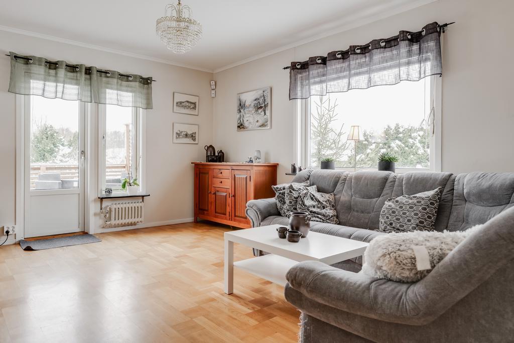 Ljust vardagsrum med utgång till altanen