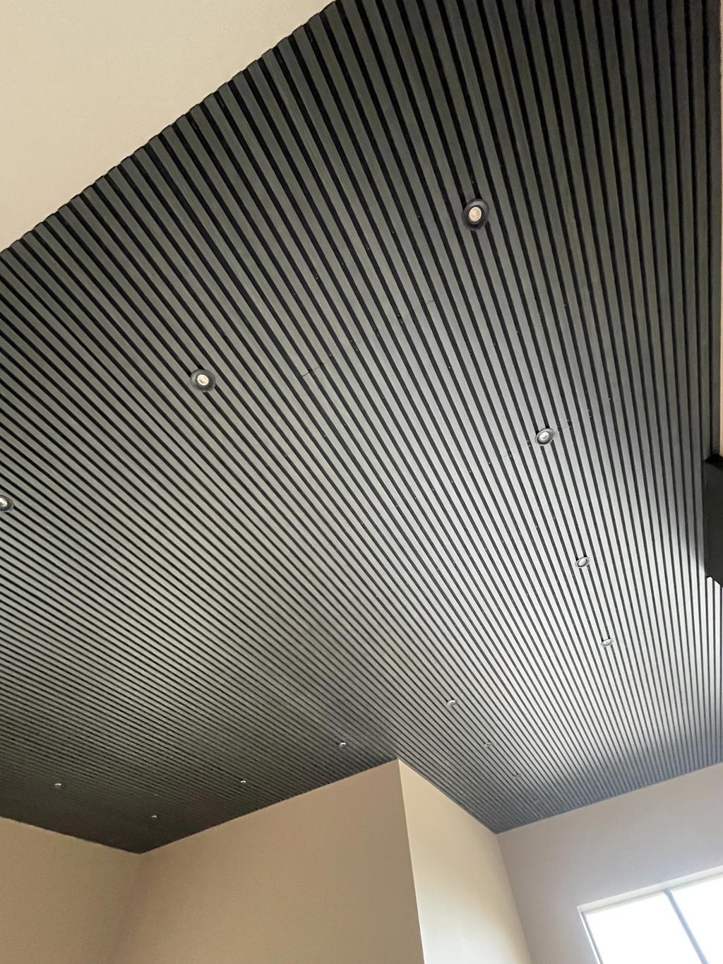 Exempelbild innertak med mörk interiör från redan uppförda hus. 