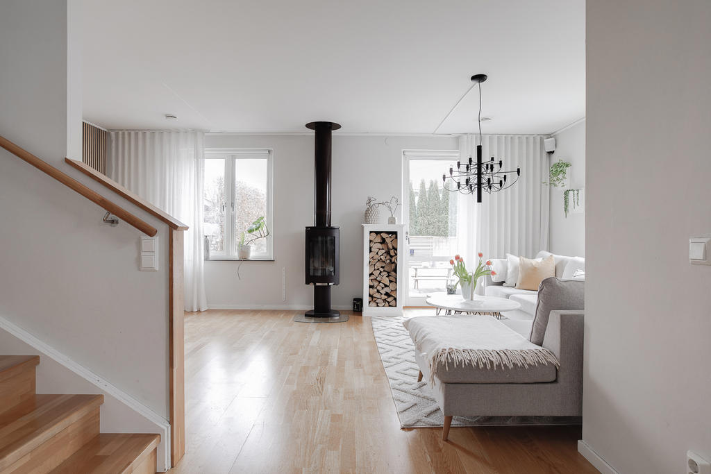 Vardagsrum med kamin