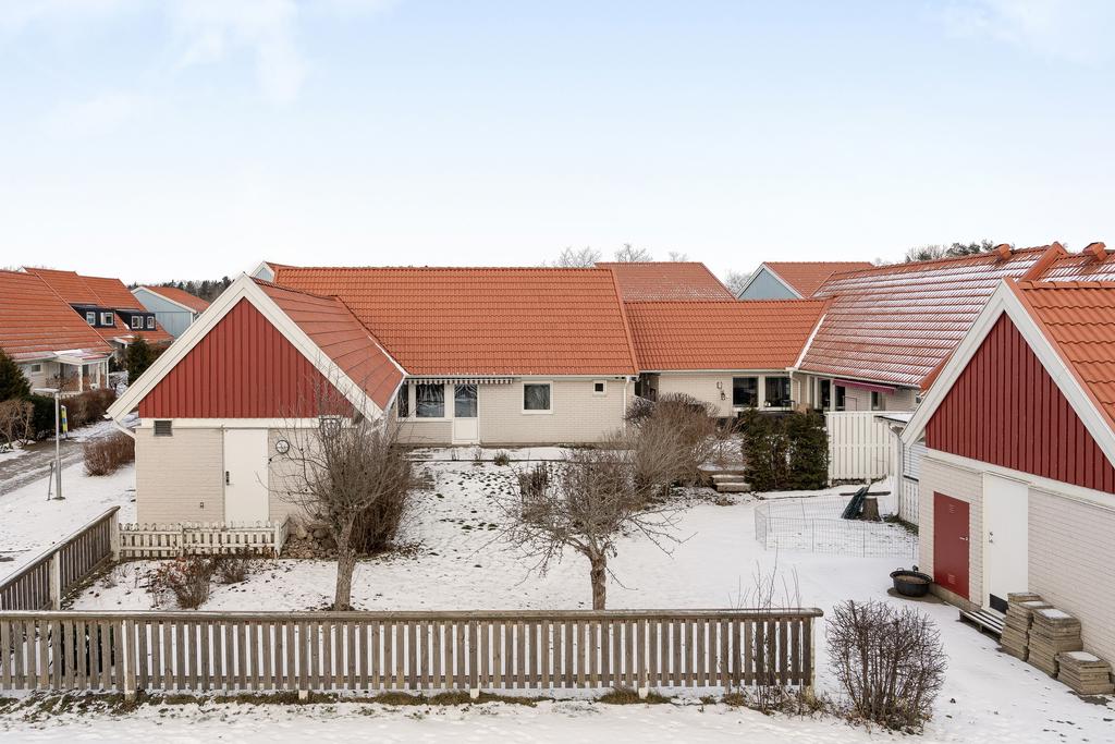 Med liten täppa i anslutning till gemensam yta 