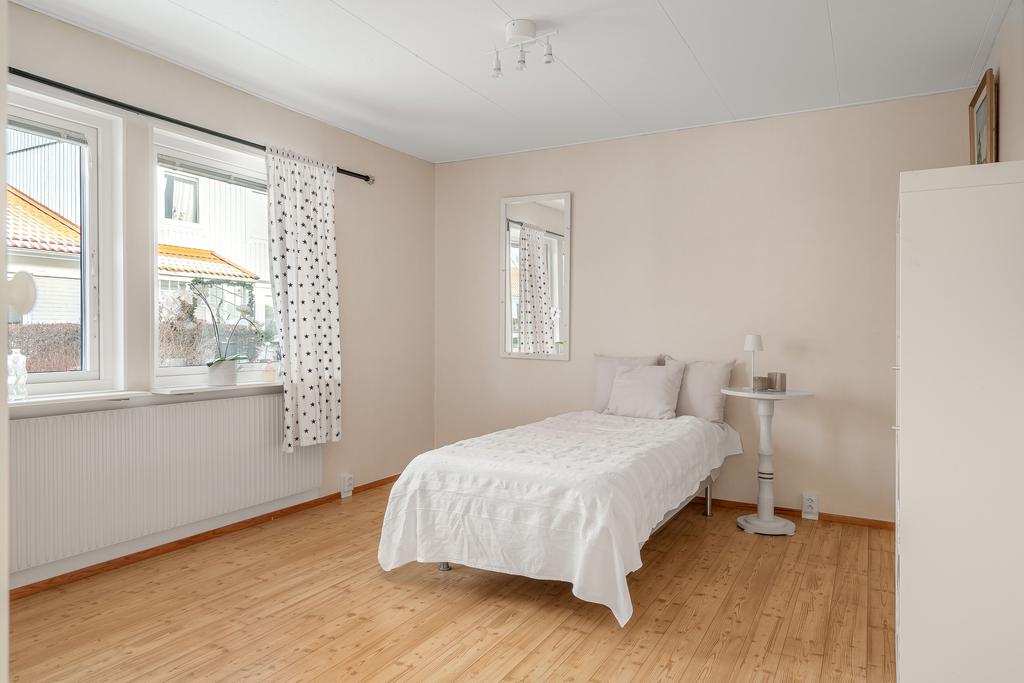 Rymligt sovrum med plats för dubbelsäng 