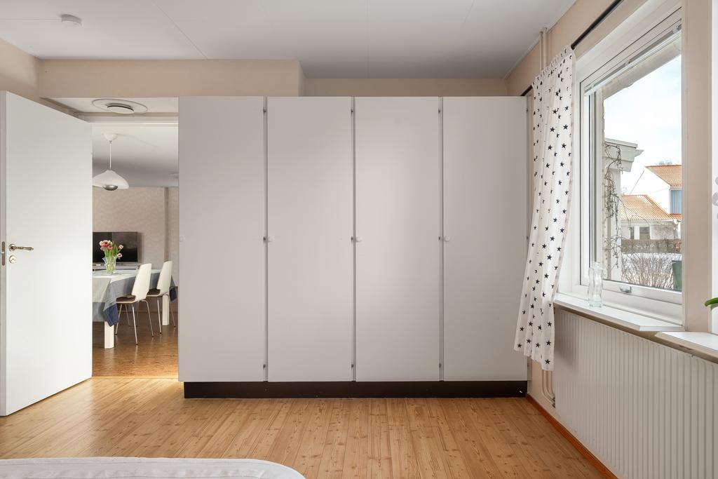 och garderobsvägg för klädförvaring 