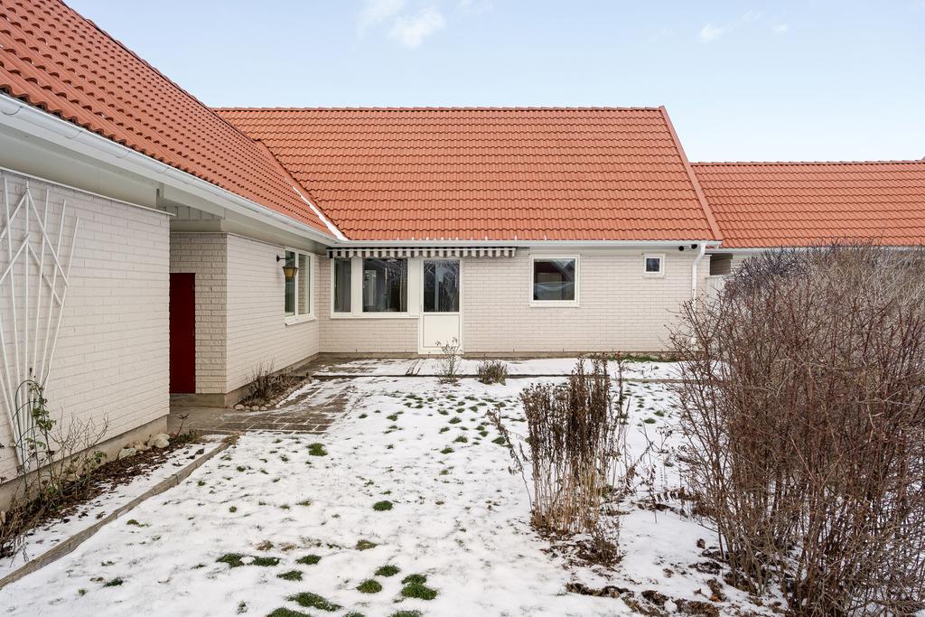 Baksida med möjligheter samt markis