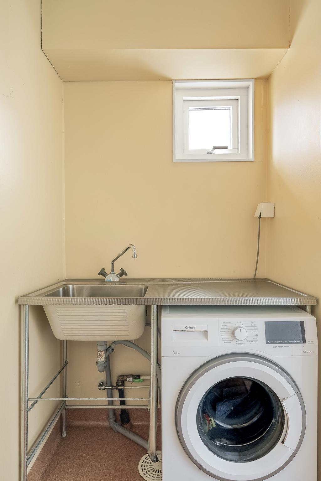 Tvättstuga innanför köket 