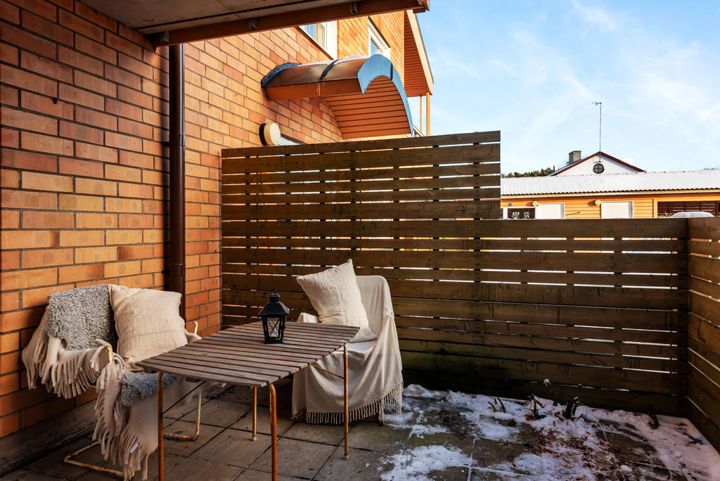 Bostadens uteplats i söderläge. 