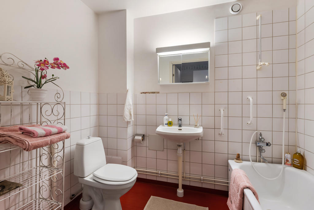 Stort badrum med badkar.