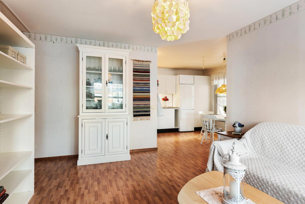 Öppen planlösning mellan kök och vardagsrum.