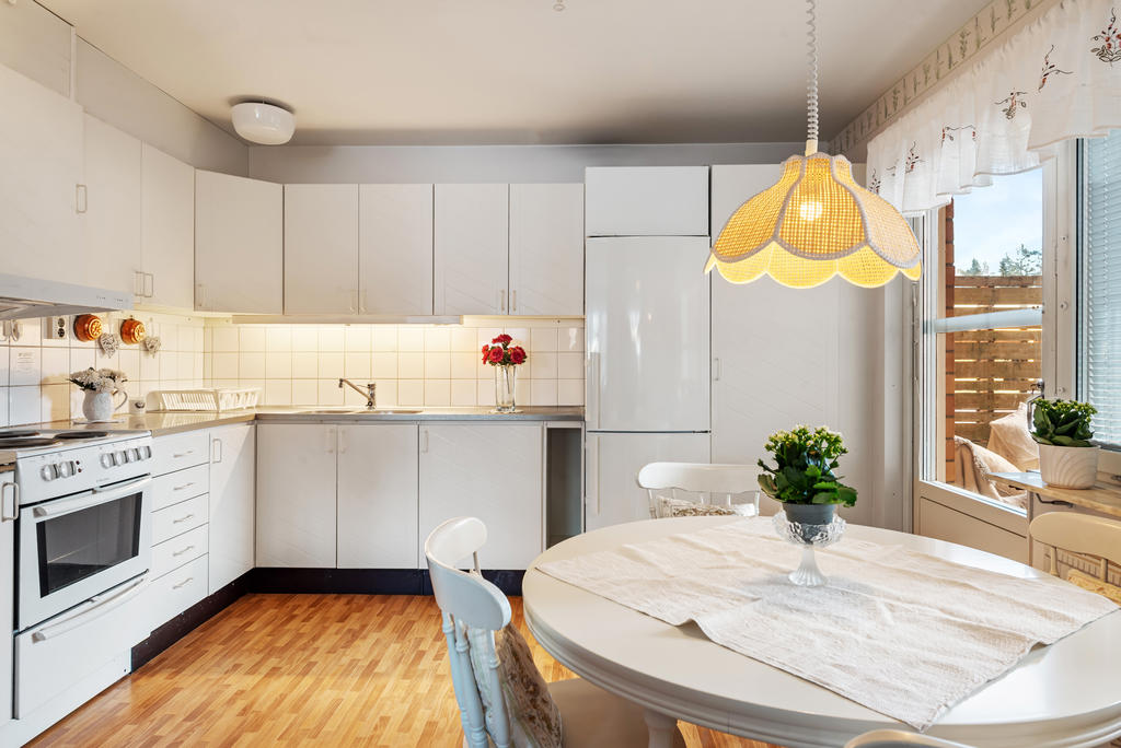 Bra förvaring i köket bakom vita köksluckor. 