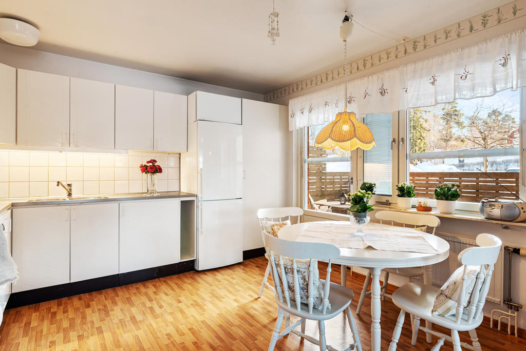 Kök med matplats och utgång till bostadens uteplats.