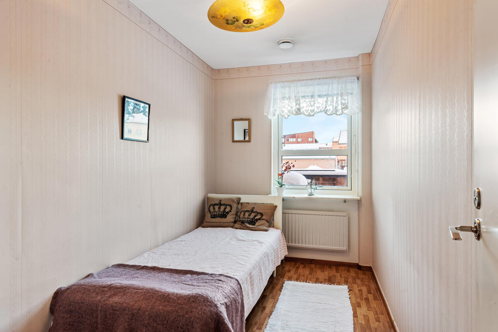 Sovrum med plats för dubbelsäng. 