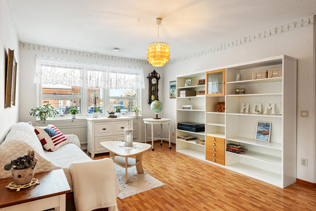 Vardagsrum med härligt ljusinsläpp.