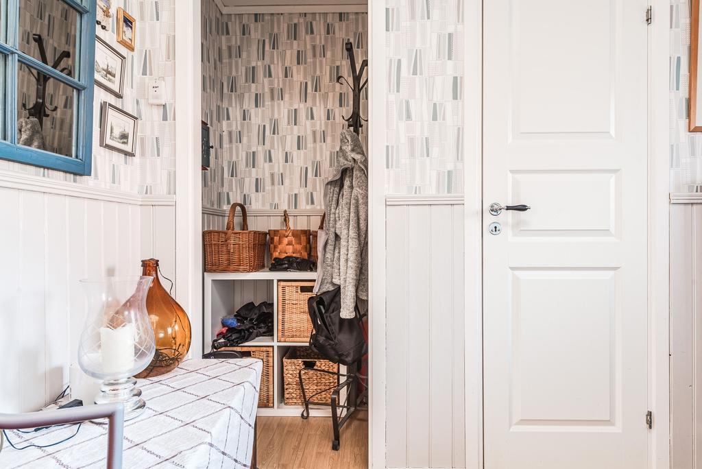 Hall med dörr till wc.