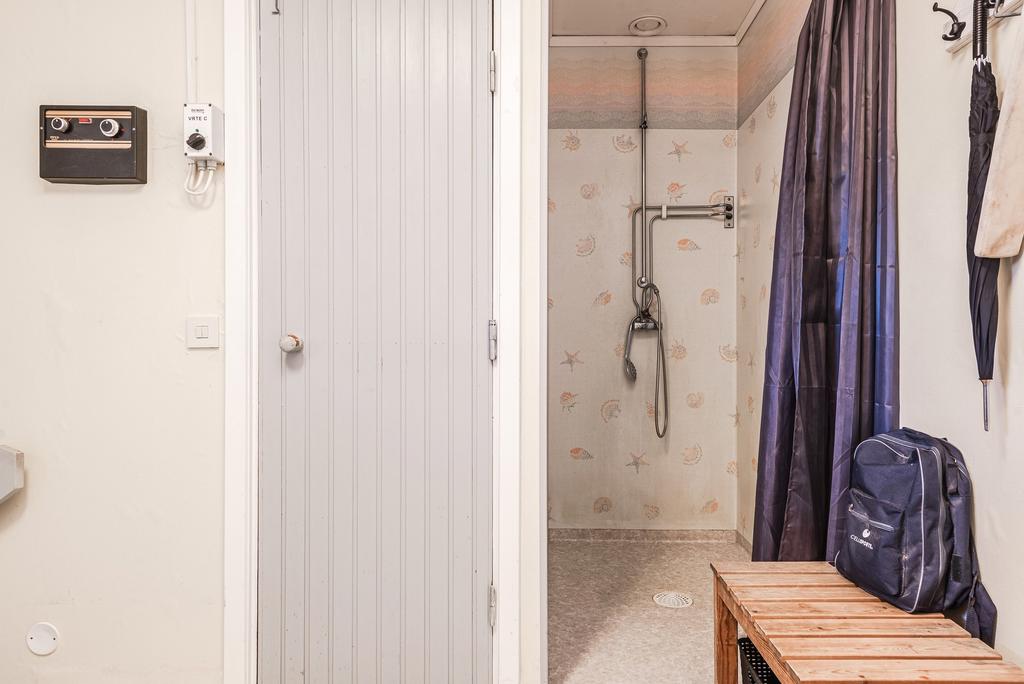 Tvättstuga med dusch. Dörr till bastu.