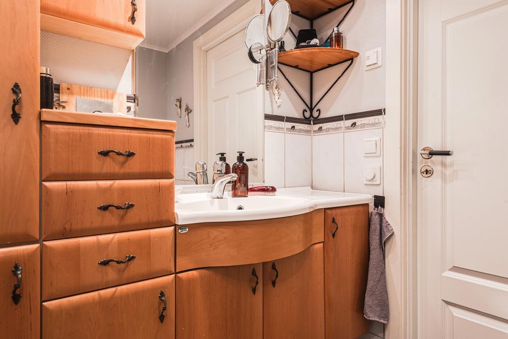 Handfat med underskåp