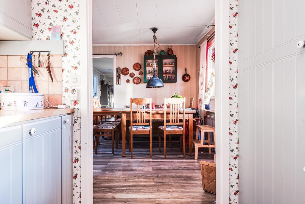 Vy från kök mot matsalsgrupp